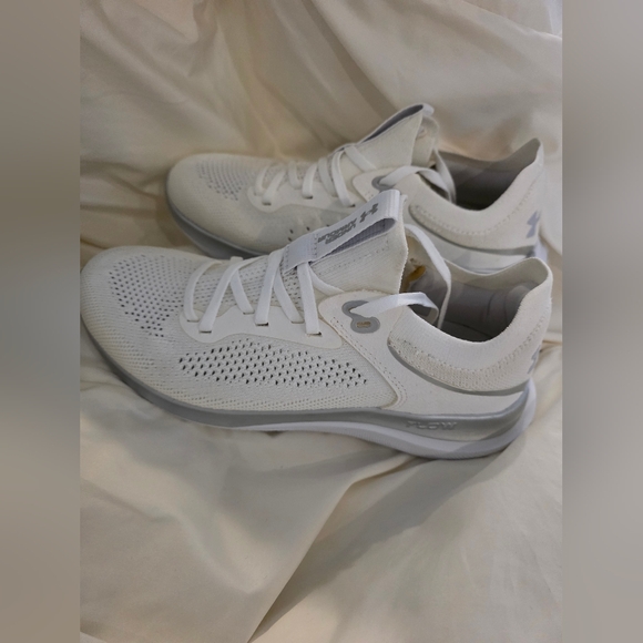 Under Armour Wmns Flow Synchronicity 'White Metallic Silver' - Picture 2 of 8